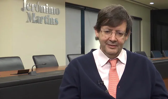Source talking video: speaker in a conference room